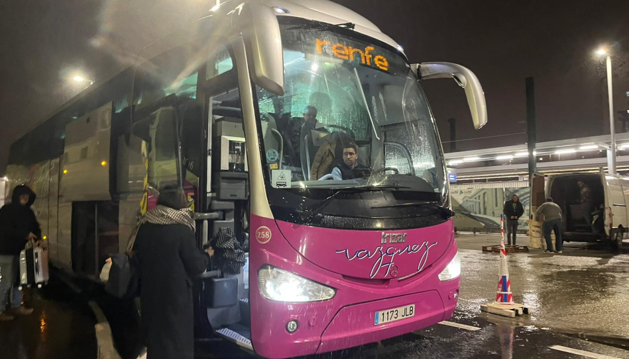 El autobús fletado por Renfe para llevar a los viajeros