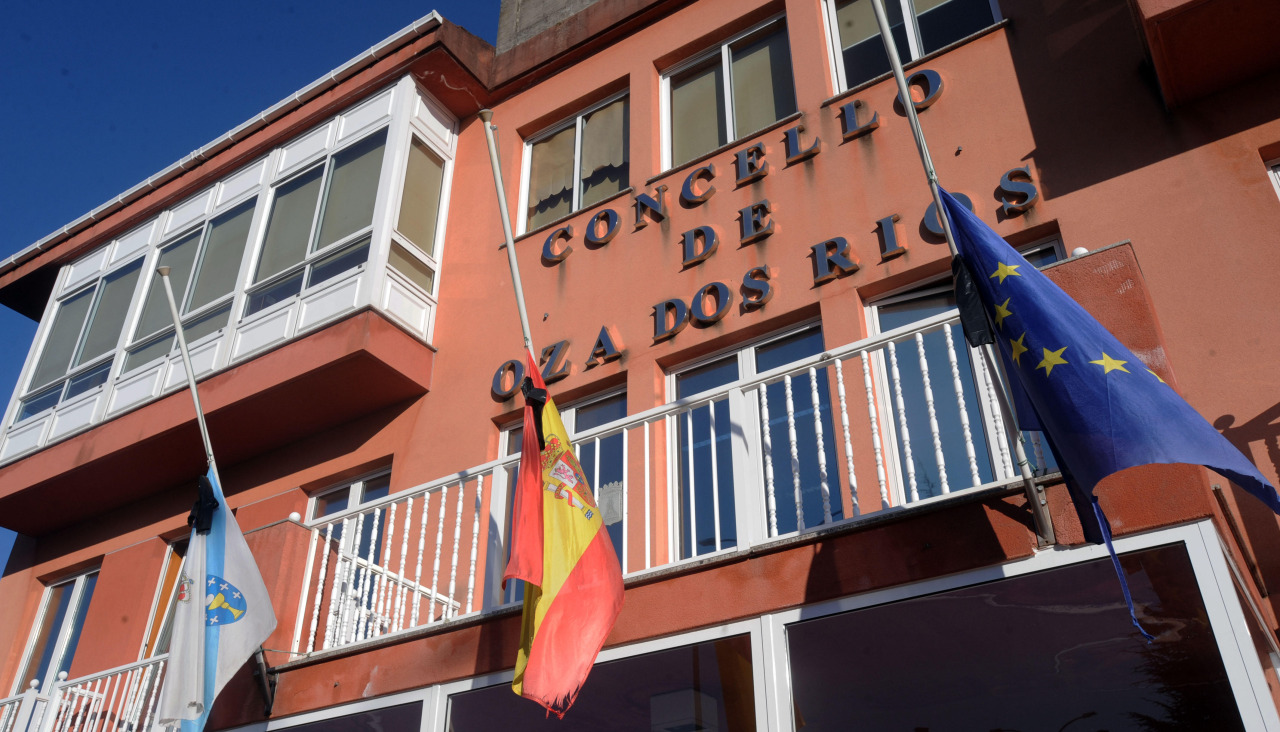 Vista de la casa consistorial de Oza-Cesuras