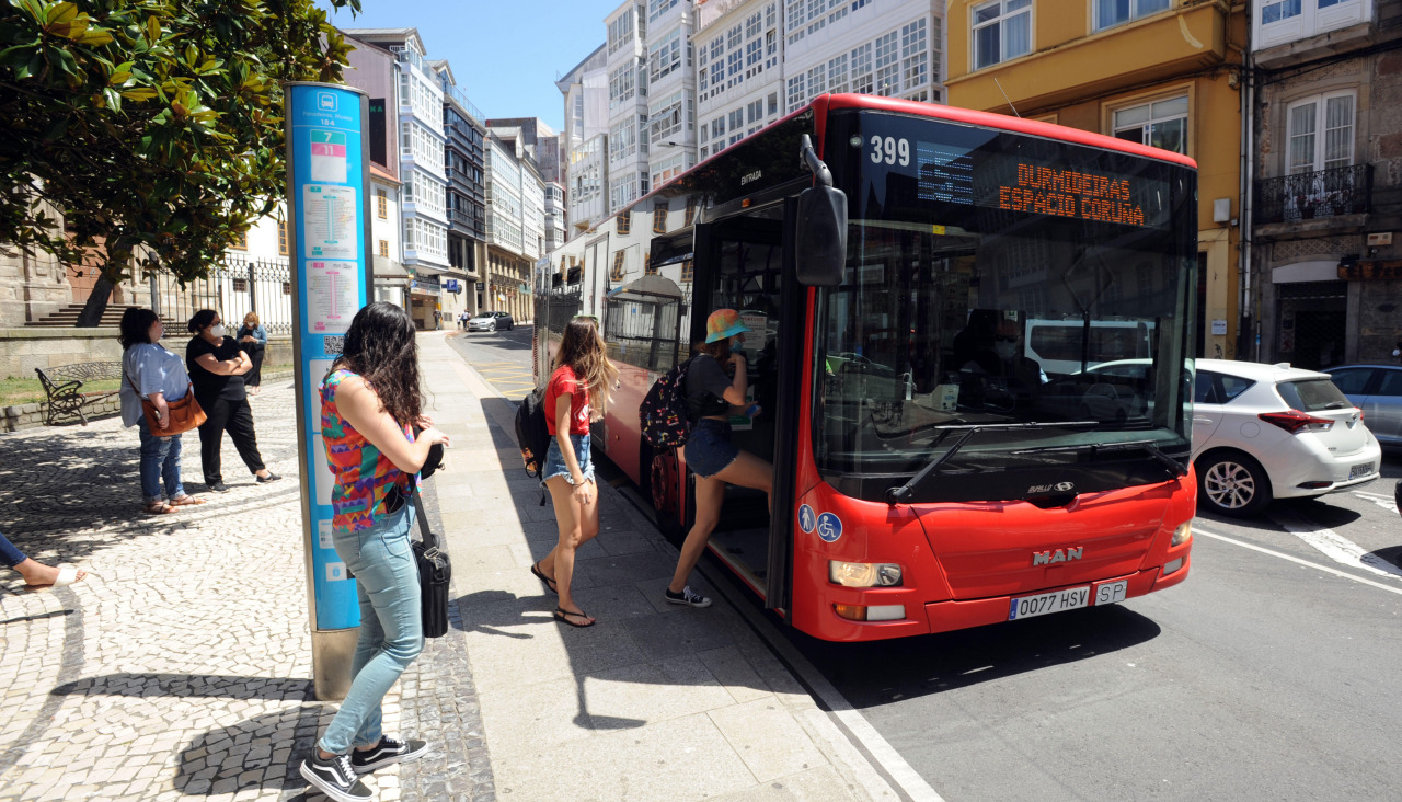 Un bus urbano, en la parada de Panaderas, en una imagen de 2020