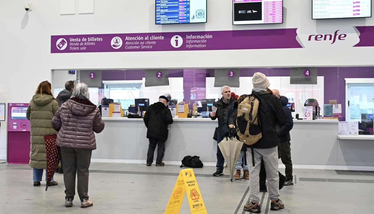 Viajeros afectados por la huelga de los sindicatos minoritarios, en la estación de tren de A Coruña