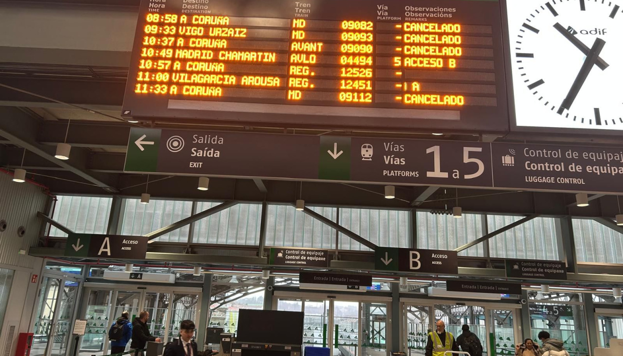 Lista de frecuencias retrasadas o canceladas, esta mañana, en la estación de tren de Santiago