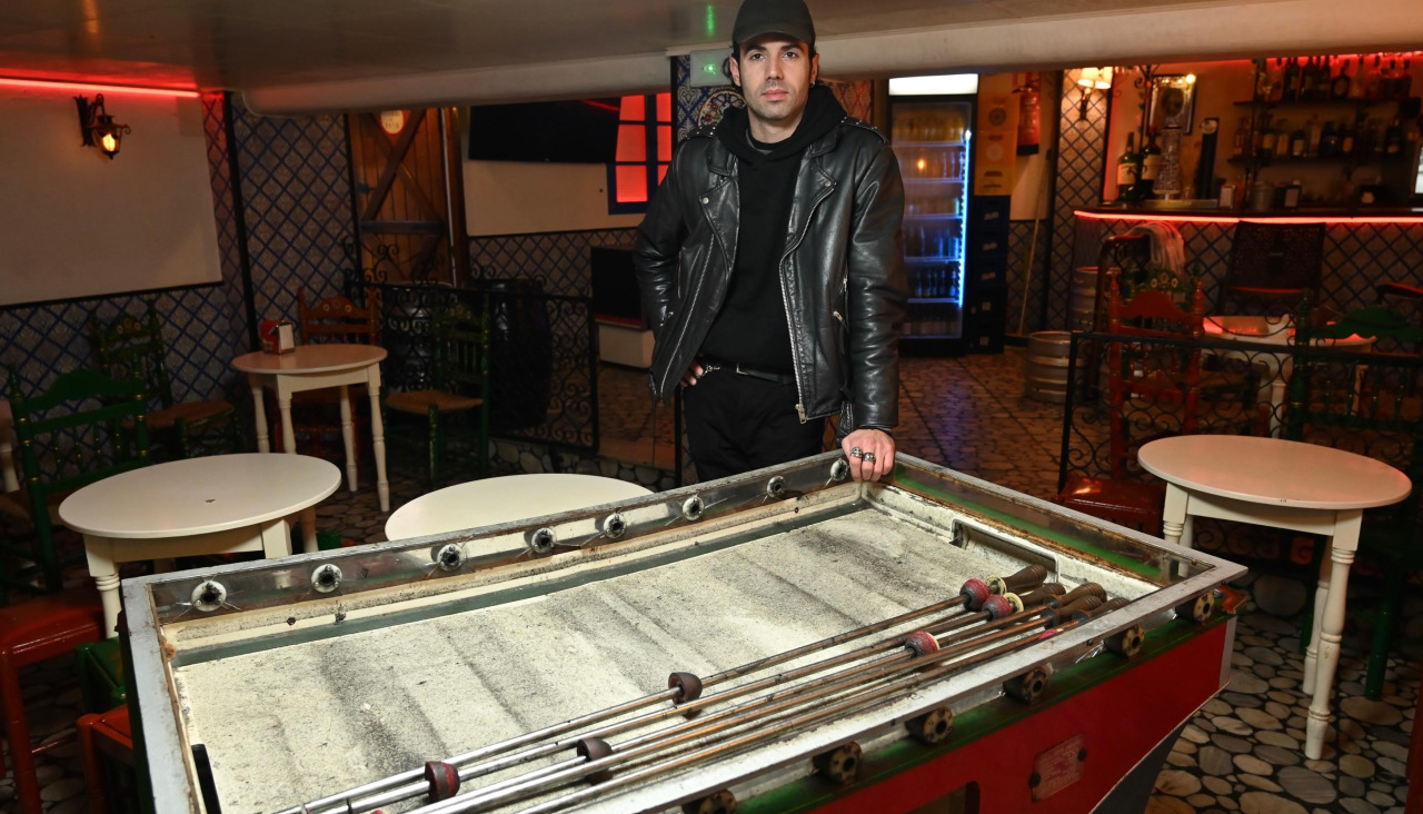 Daniel Mosquera ‘Brand’ propietario de El Patio de la Ciudad Veja, áyer con el futbolín desmontado