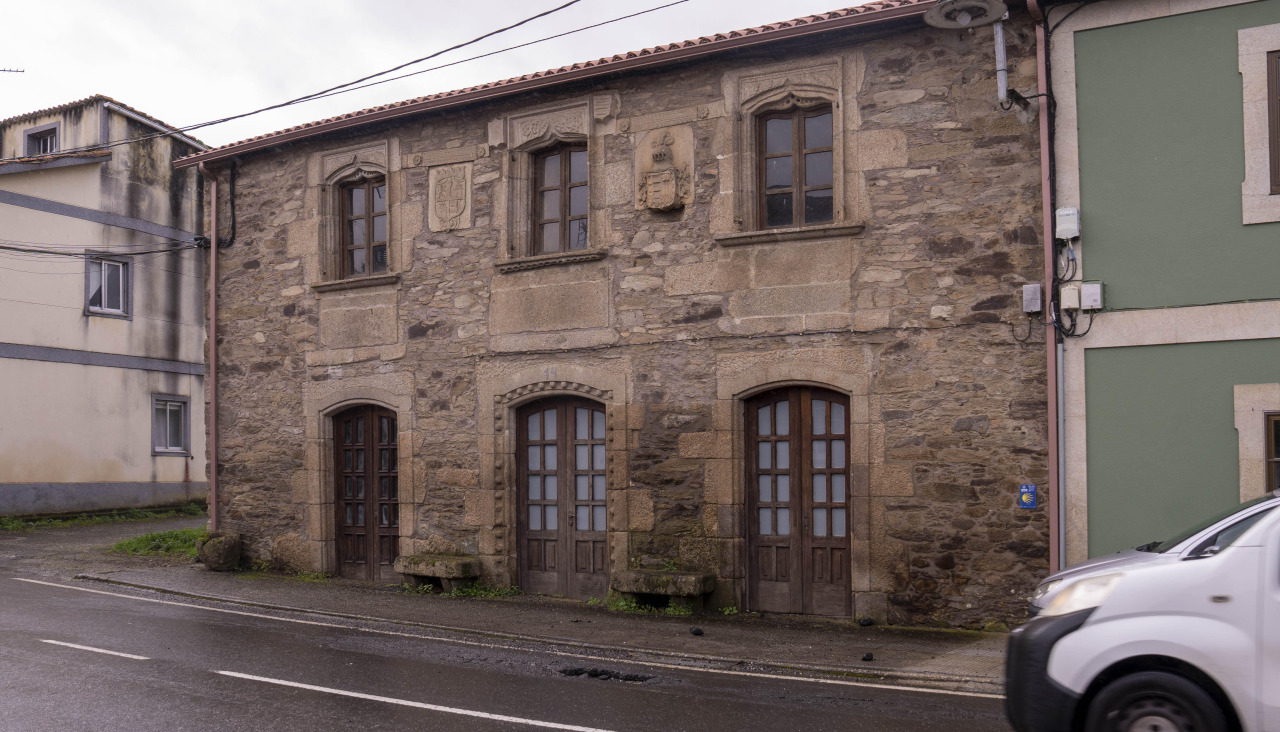 Fachada del pazo de Barral o casa de Felipe II, en Sarandóns