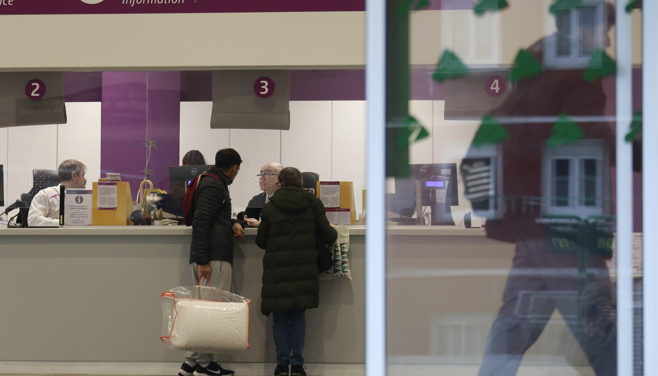 Viajeros en las taquilla de la estación de tren de A Coruña, tras la tercera jornada de paro ferroviario