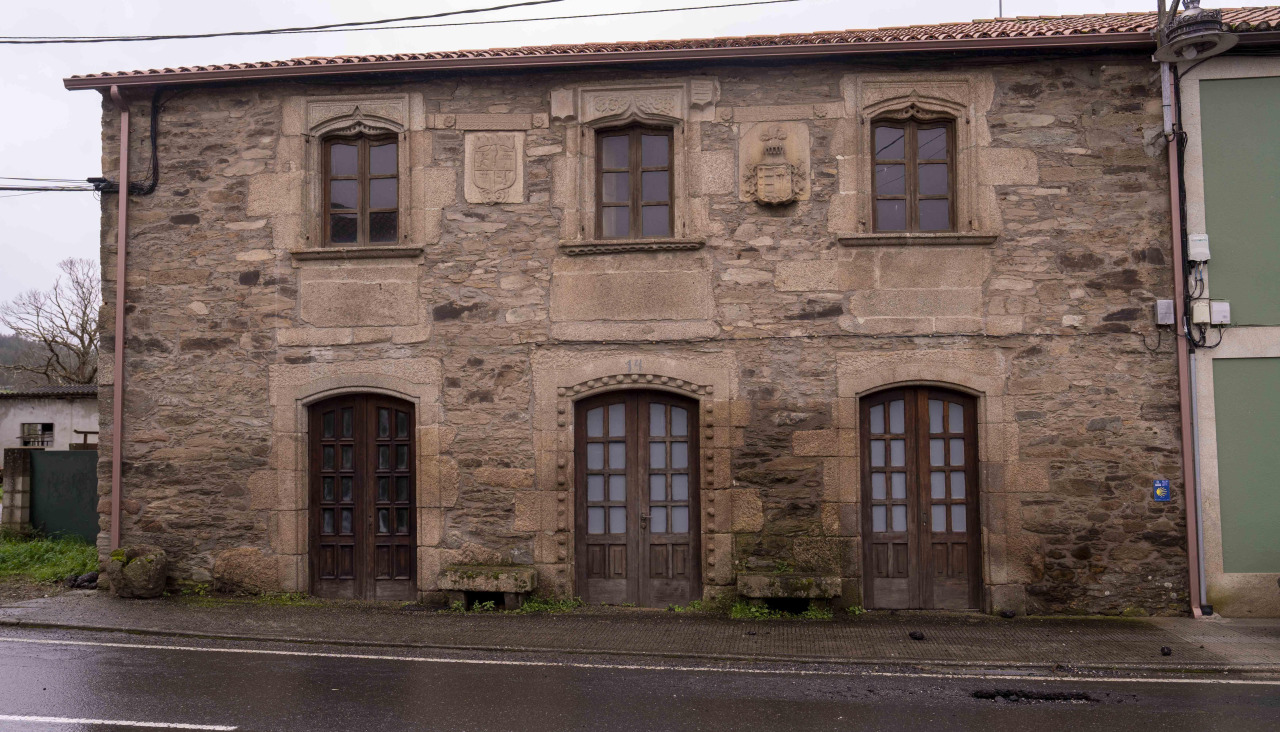 Fachada del pazo de Barral o casa de Felipe II, en Sarandóns