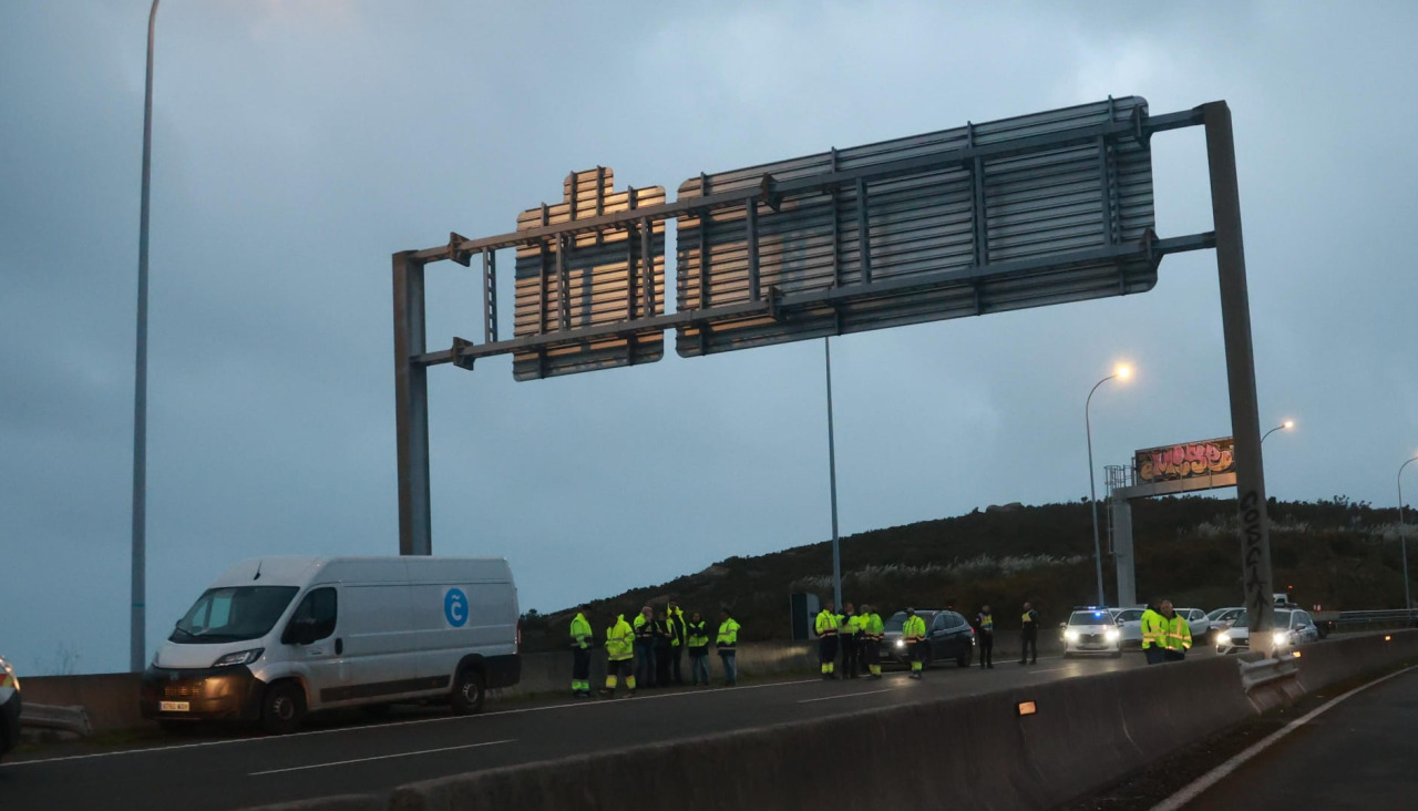 Un grupo de operarios trabajan en la zona afectada por la caída del panel