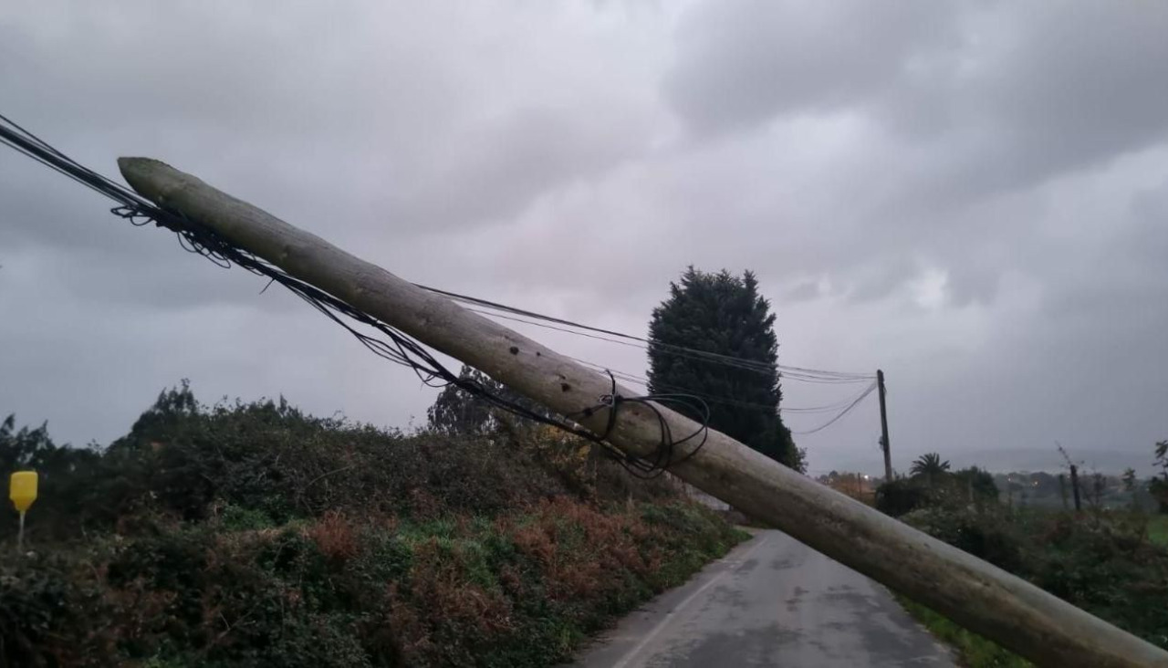 Caída de postes en Sada