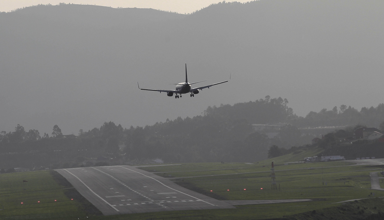 Un avión aterriza en Alvedro en pleno temporal 