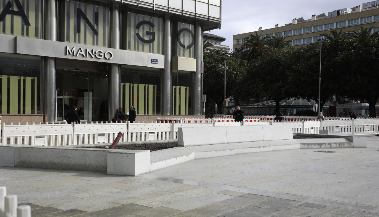 Los Cantones lucen ya sus nuevos bancos que miran hacia el Obelisco