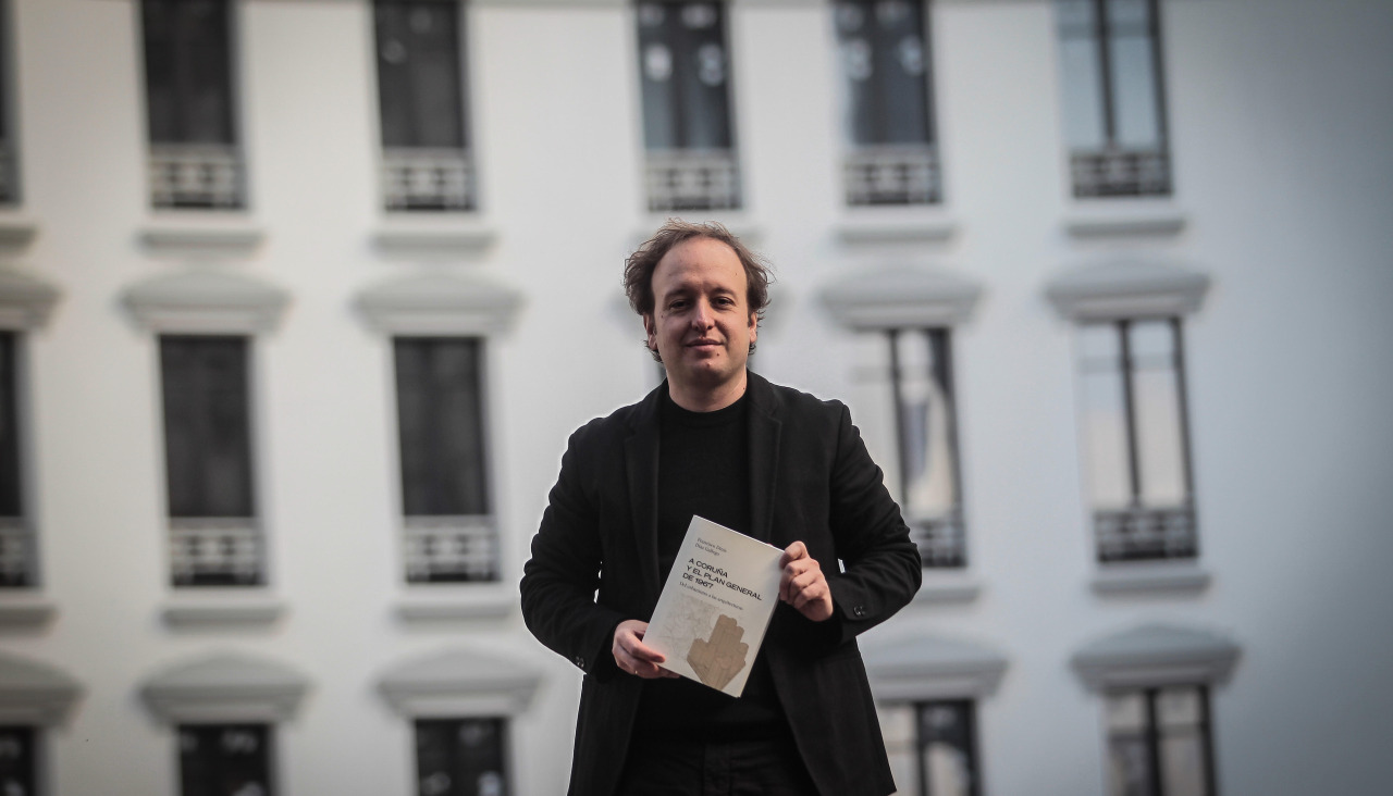 Francisco Dinis Díaz Gallego posa con su libro frente a la Torre Hercón