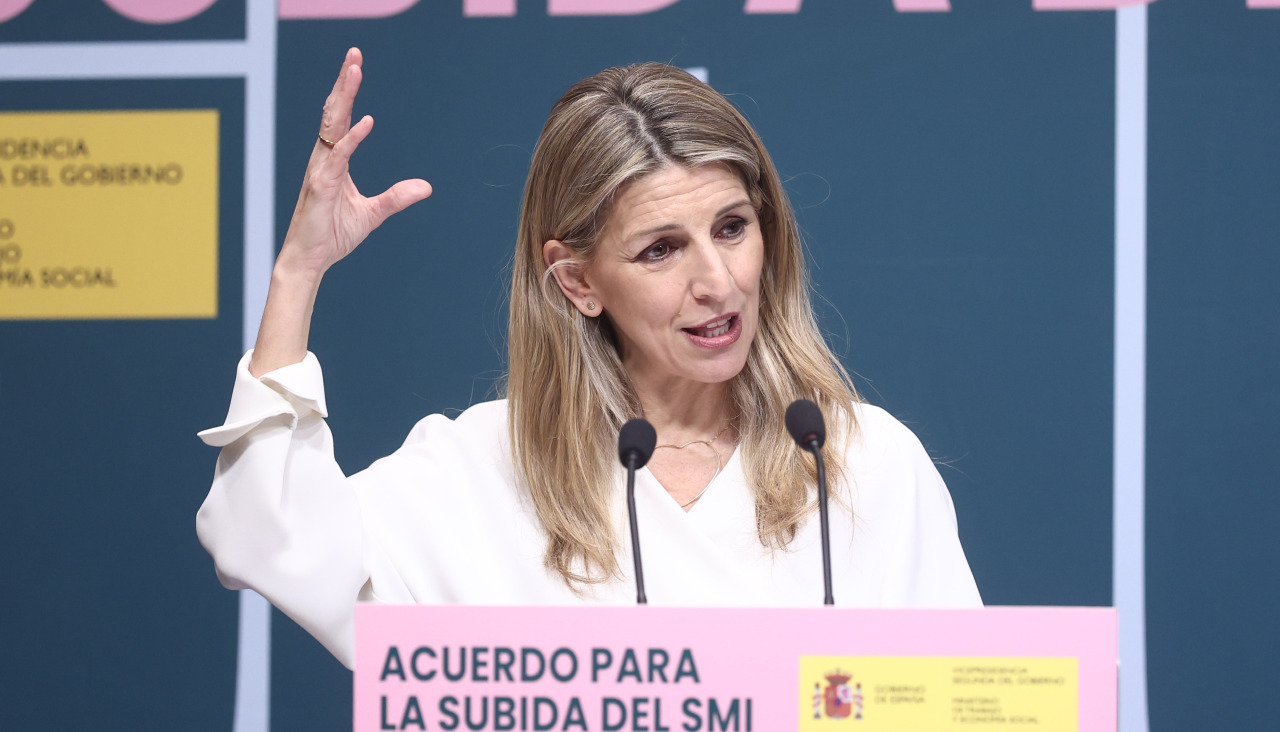 La vicepresidenta segunda y ministra de Trabajo y Economía Social, Yolanda Díaz, interviene durante el acto de la firma del acuerdo para la subida del salario mínimo interprofesional (SMI) para 2026