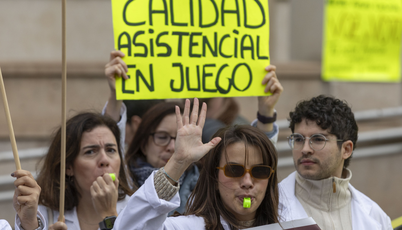 Varios médicos en una concentración contra el Estatuto Marco.jpg