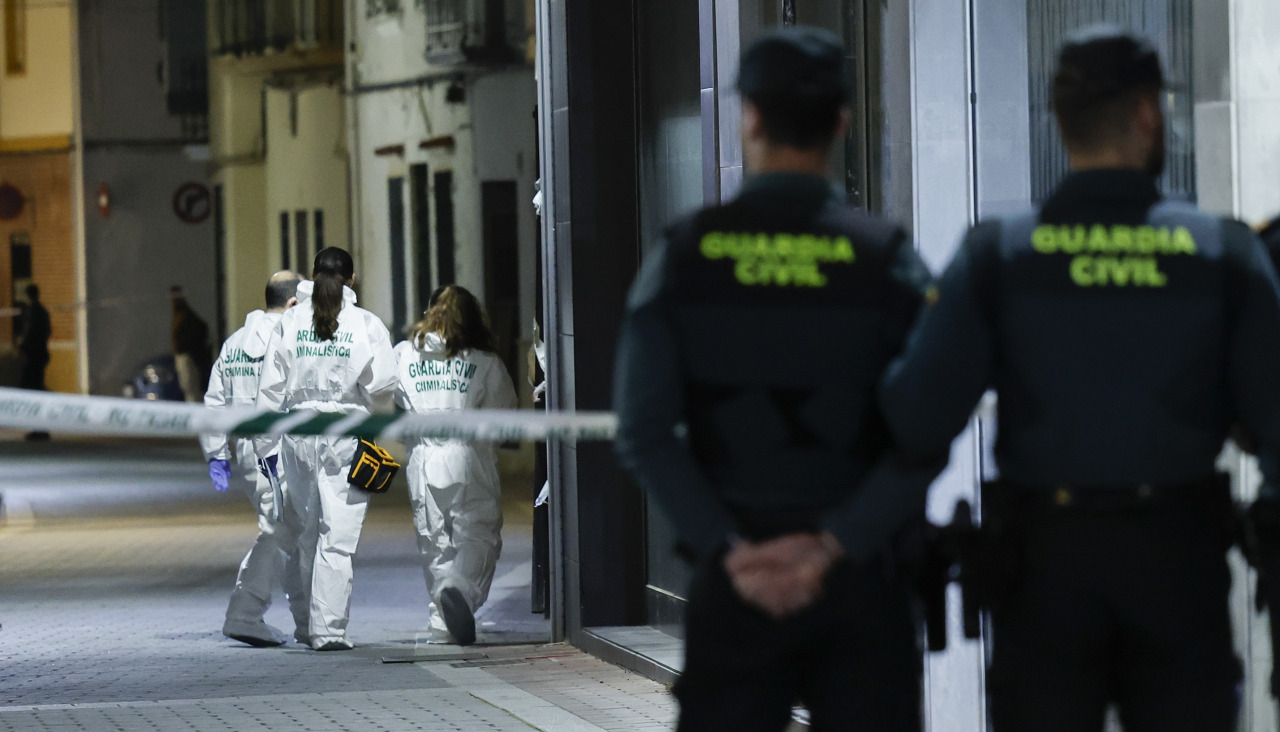 Varios agentes de la Guardia Civil investigan el hallazgo del cadáver de una mujer y su hija de 12 años en la localidad castellonense de Xilxes