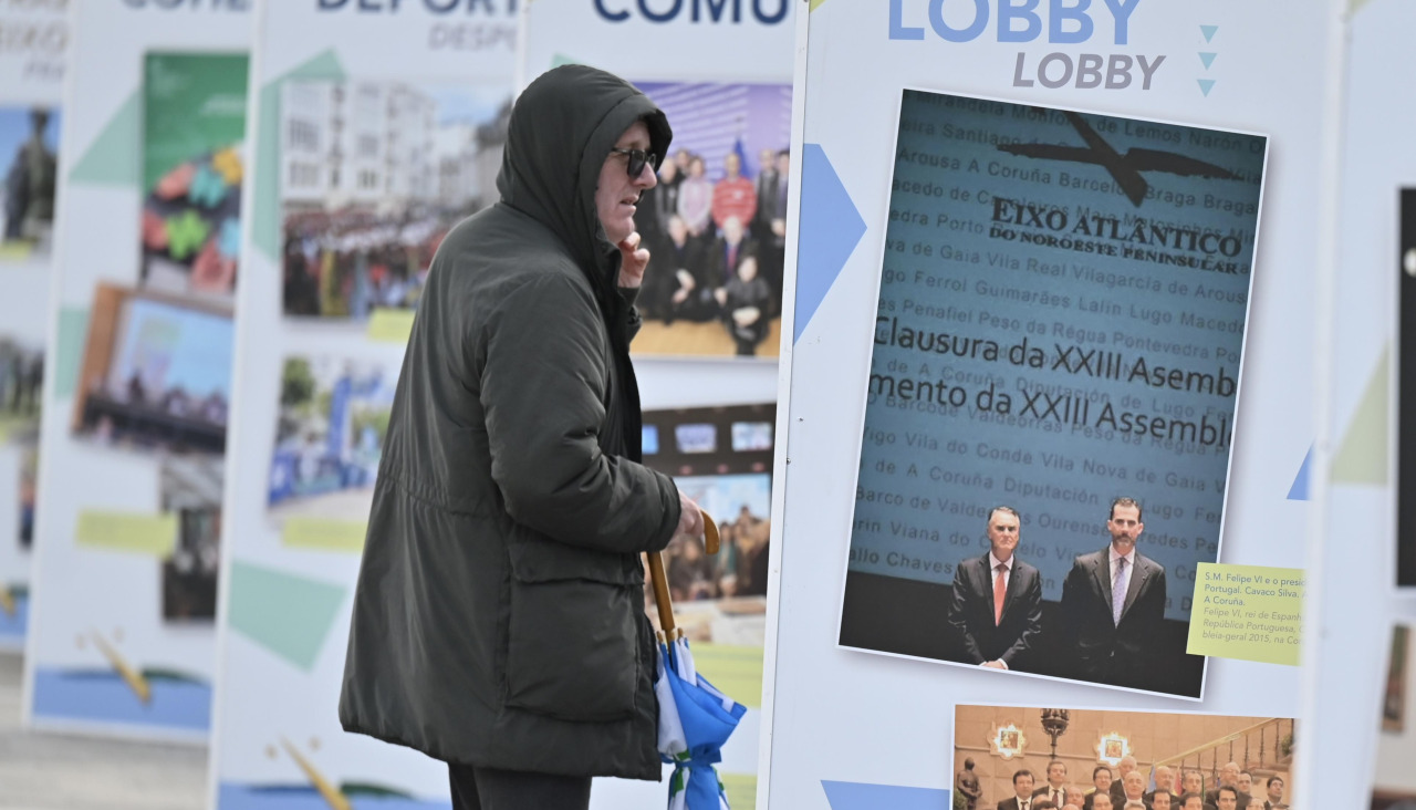 Una persona, ayer, viendo la exposición en La Marina