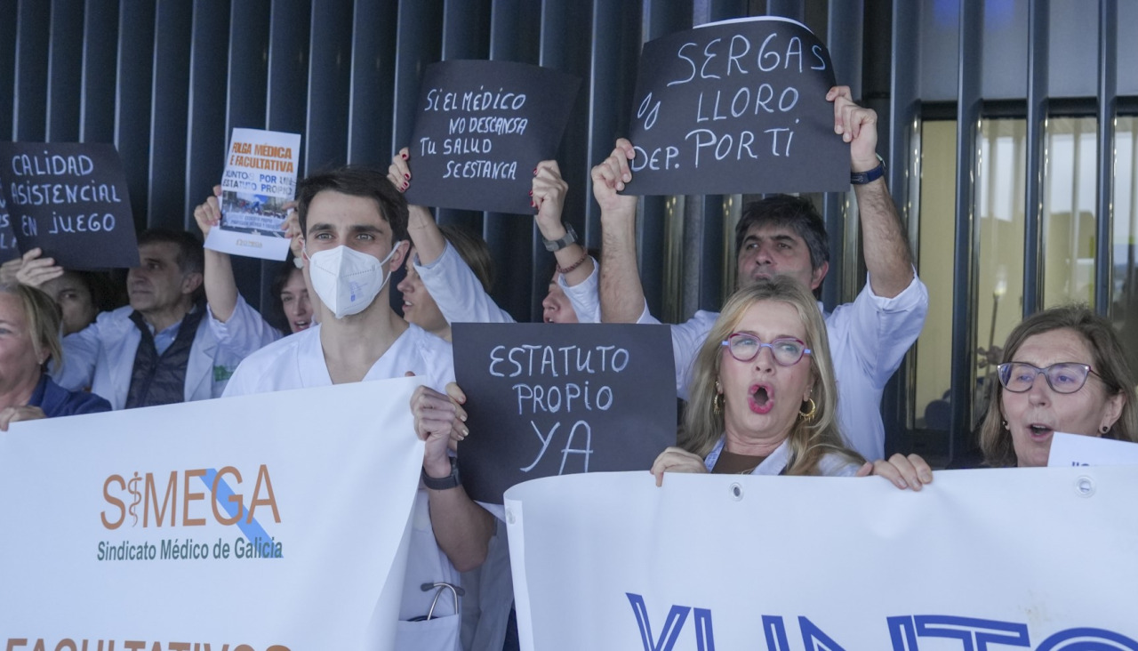 Varios profesionales en una concentración a las puertas del Chuac