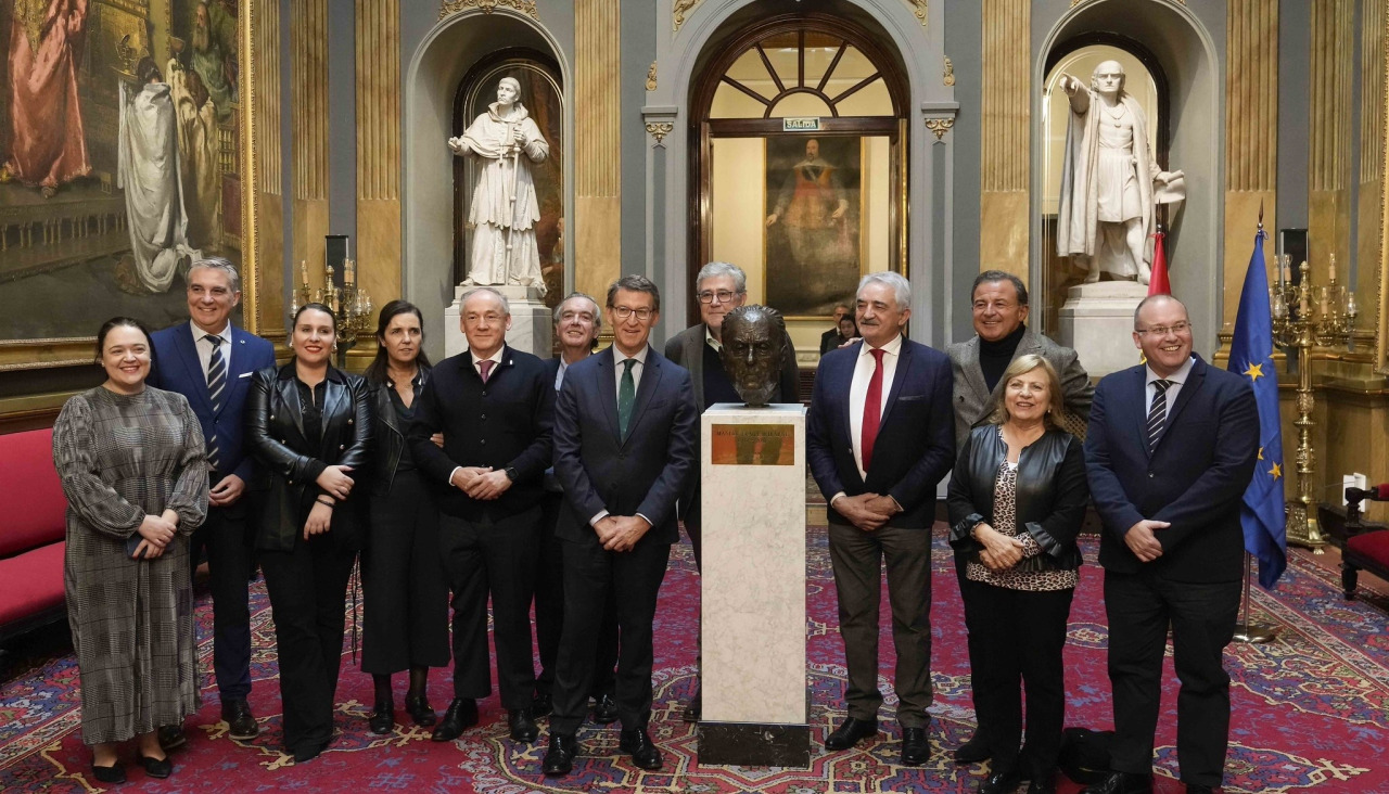 Feijóo y Tellado acompañados de senadores del PP en la pasada Legislatura