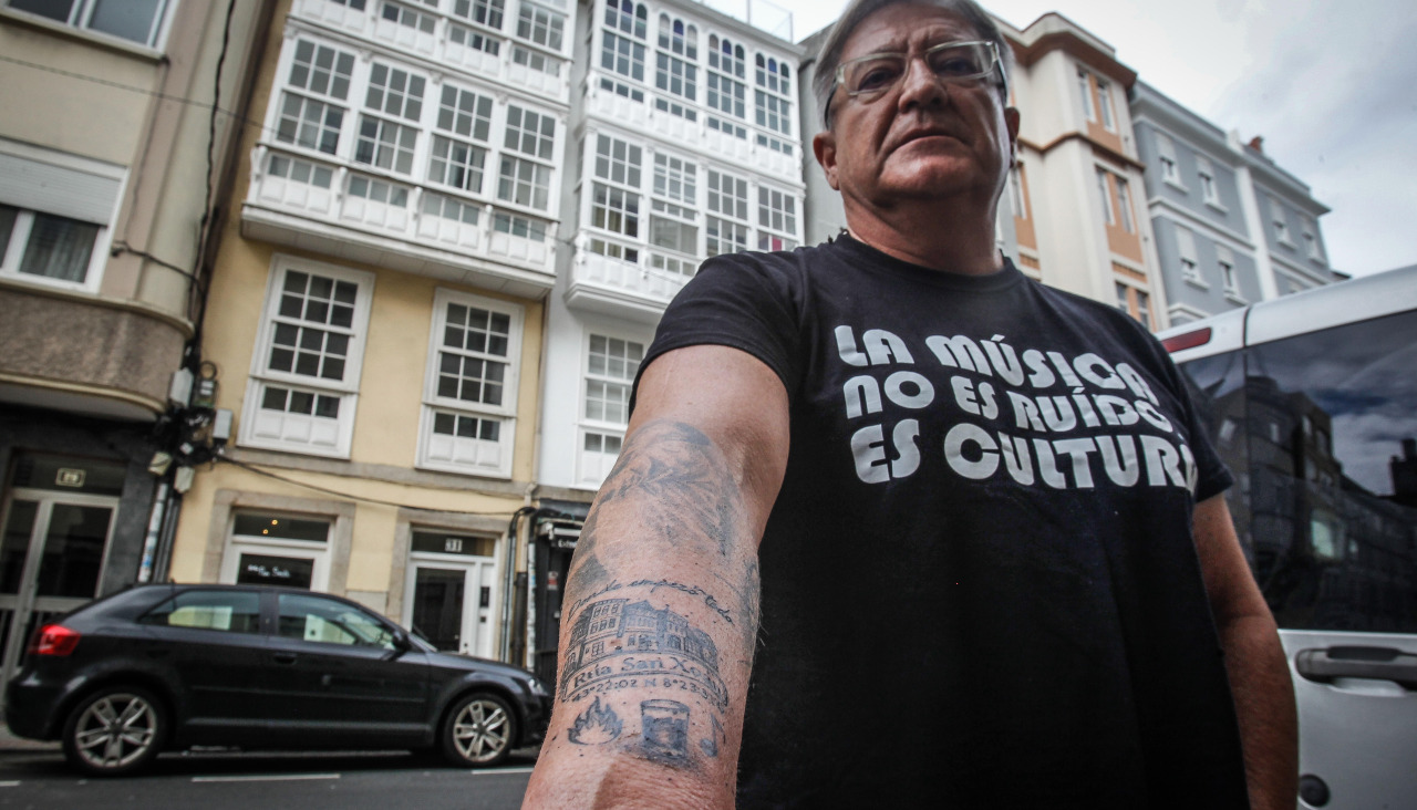 Aníbal Rodríguez posa con su tatuaje en la calle San Juan