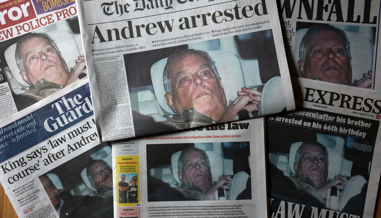 Periódicos británicos con la noticia de la detención del expríncipe Andrés en su portada