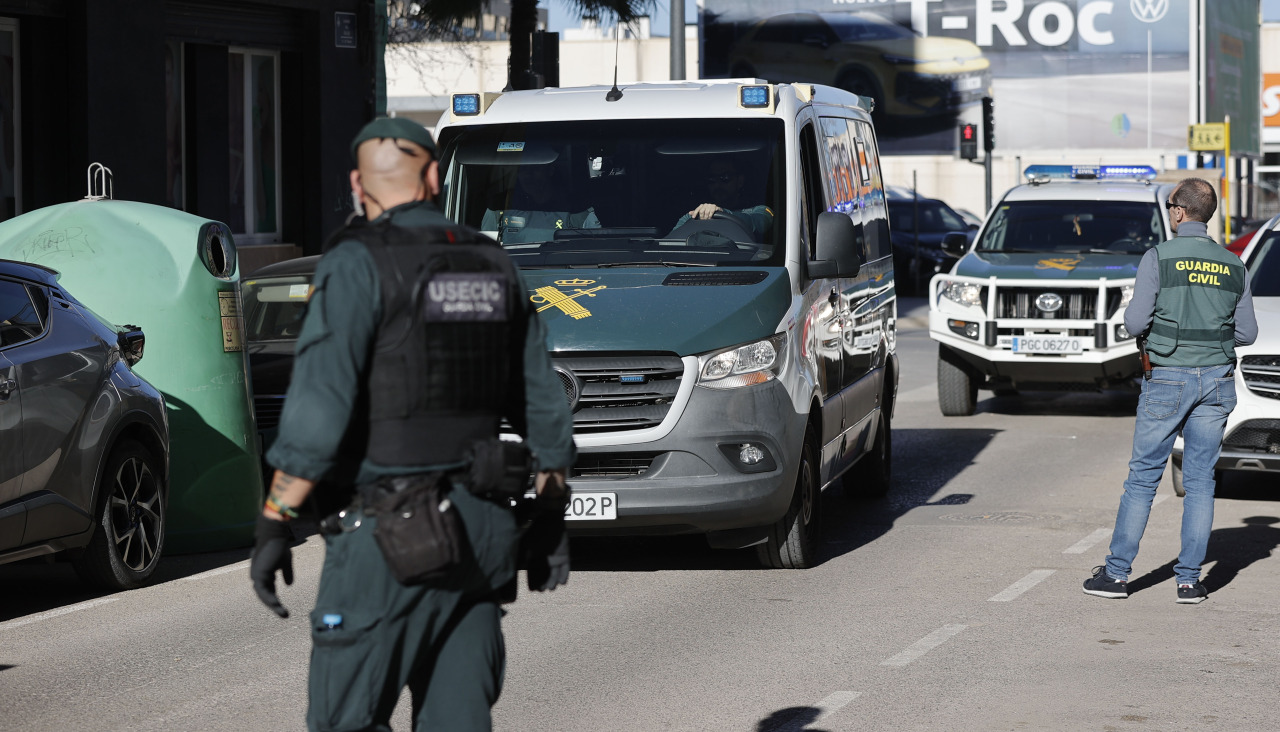 Agentes de la Guardia Civil investigan un caso de violencia machista