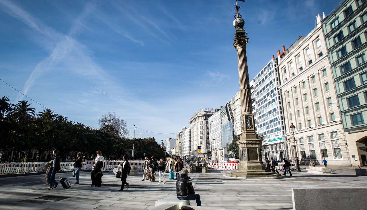 Un hombre contempla ayer el Obelisco