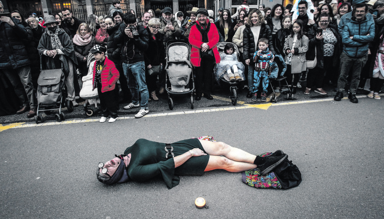 “Derecho al desguace con mi nuevo disfraz, voy vestido de barbaridad”  