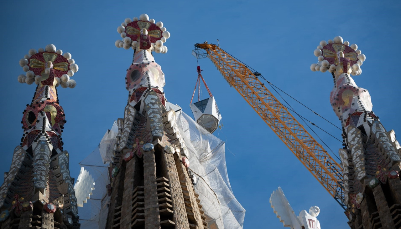 Imagen de la colocación del brazo superior de la torre de Jesucristo de la Sagrada Familia de Barcelona