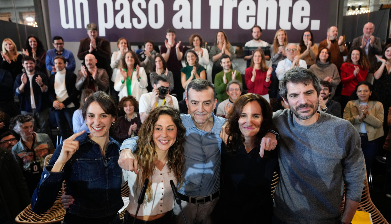 Los ministros Ernest Urtasun (d) y Mónica García (2d), acompañados de la líder de Movimiento Sumar, Lara Hernández (2i), del líder de IU, Antonio Maíllo (c), y de la portavoz de Más Madrid en el Ayuntamiento, Rita Maestre 