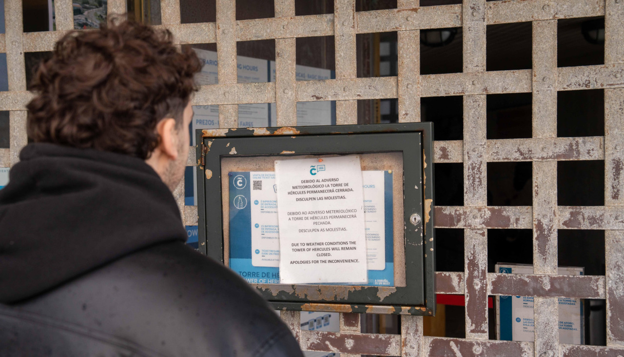 Una persona observa en la Torre el cartel de cerrado, durante los primeros días de este mes de febrero
