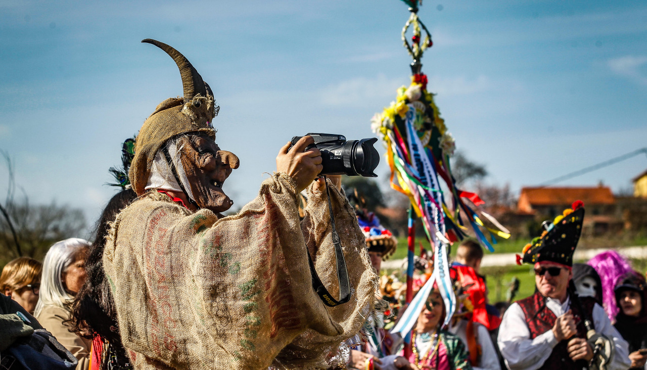 Este lugar de Paderne volveu avivar un ano máis o que é o único entroido tradicional das Mariñas 