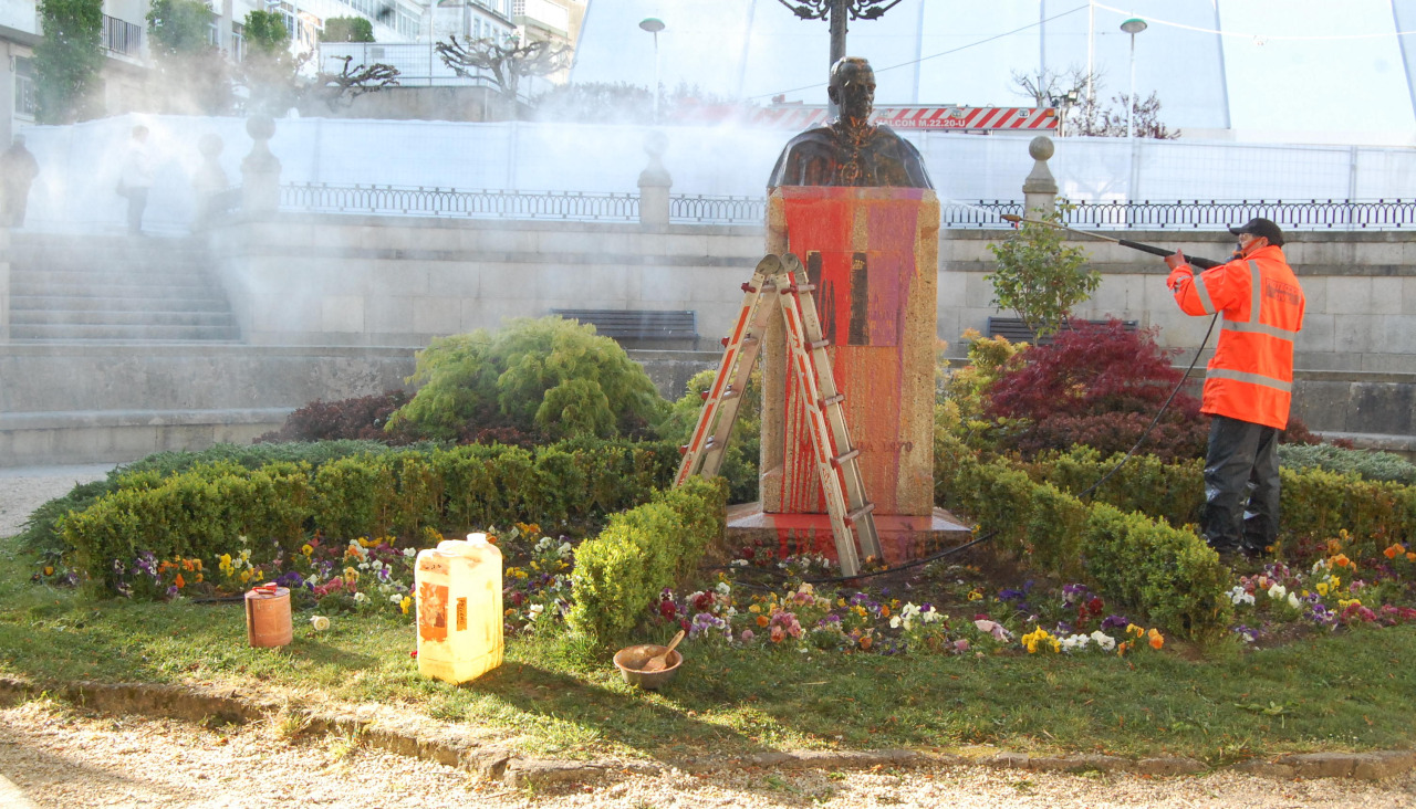 Imagen de archivo de la limpieza del busto de Fraga en Vilalba tras un acto vandálico