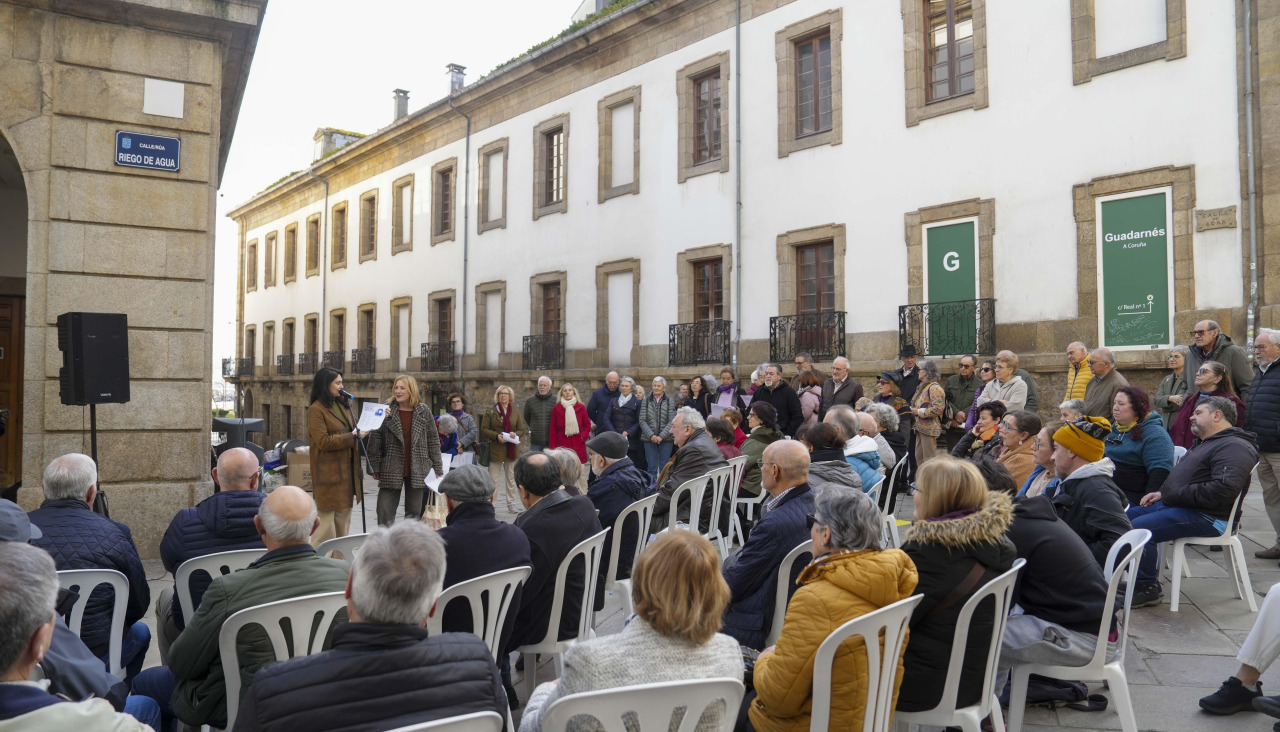 O público do evento, fronte ao teatro Rosalía 