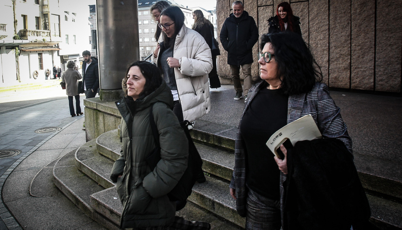 María Pan, a su salida de los Juzgados de A Coruña, y detrás de ella, Oscar García Patiño