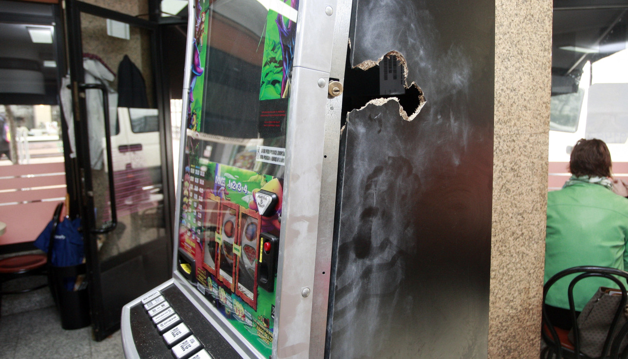 Destrozo en una máquina tragaperras en un bar de Os Mallos, en una imagen de 2017
