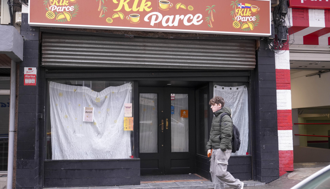 Una persona pasa por delante del local cerrado de Klk Parce