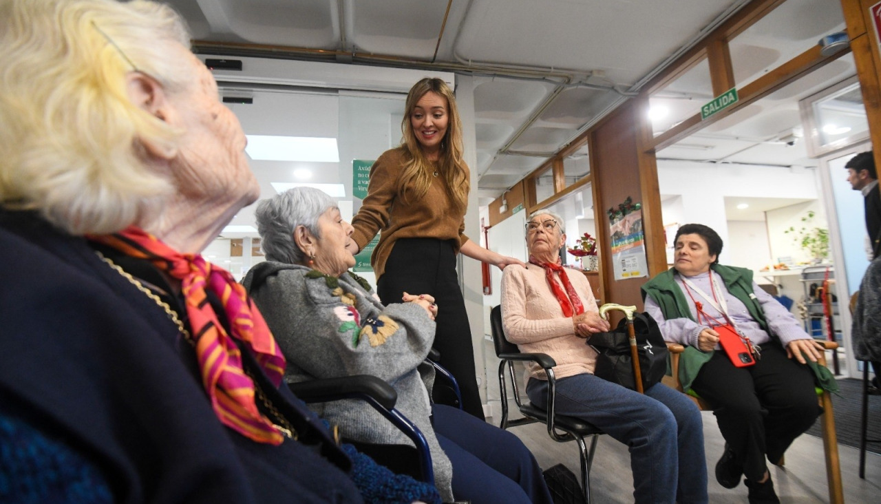 La conselleira de Política Social, Fabiola García, durante una visita a una residencia de mayores de Santiago en enero 
