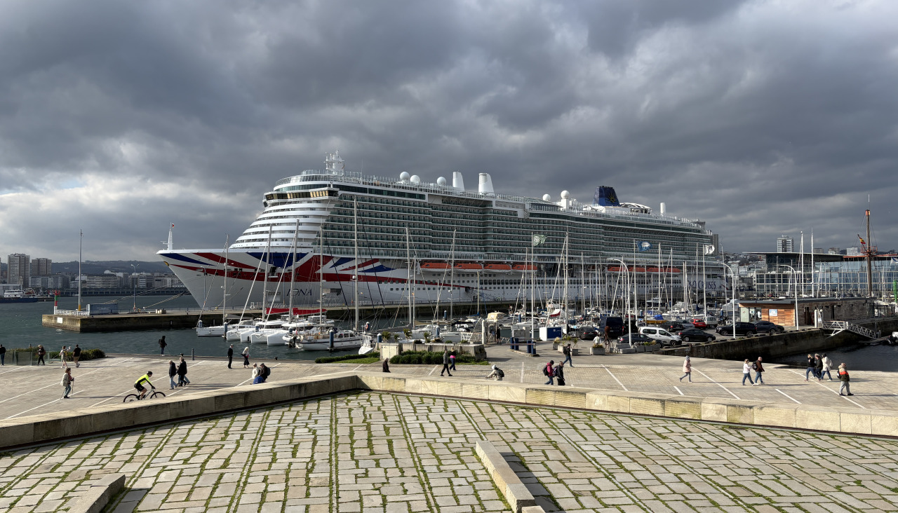 Crucero Iona en el puerto de A Coruña 