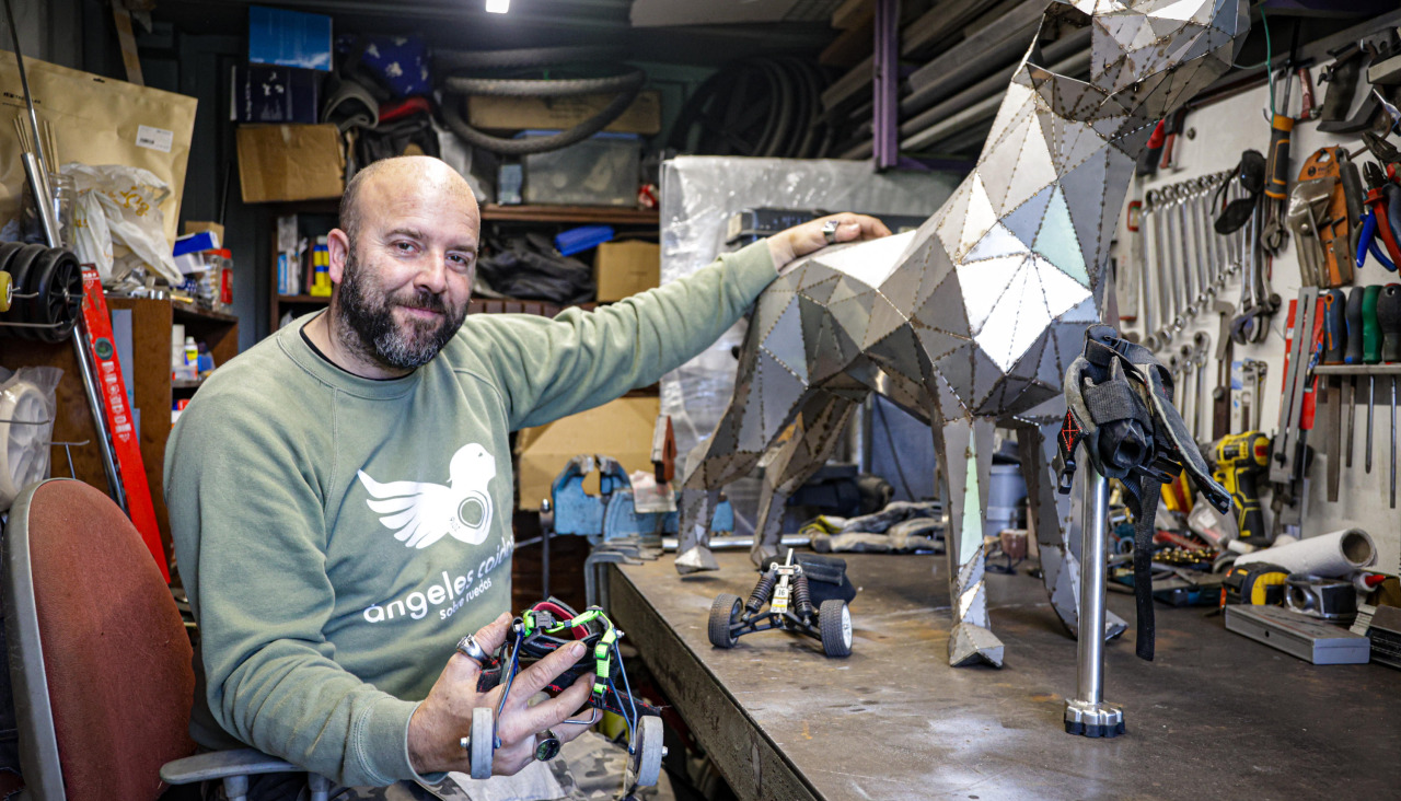 El coruñés Jaime Álvarez posa en su taller de Bergondo