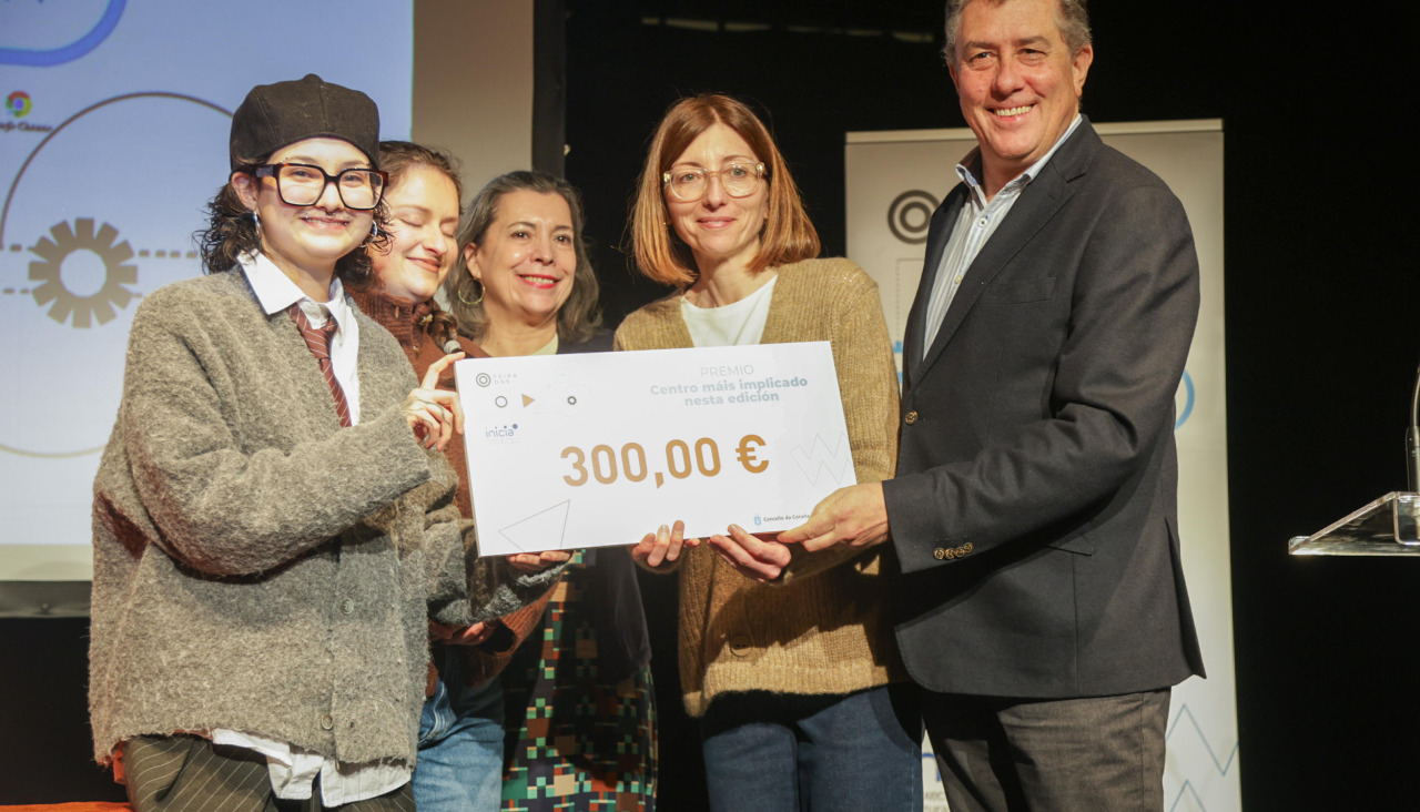 El proyecto ganador recibe el premio, ayer en el Fórum