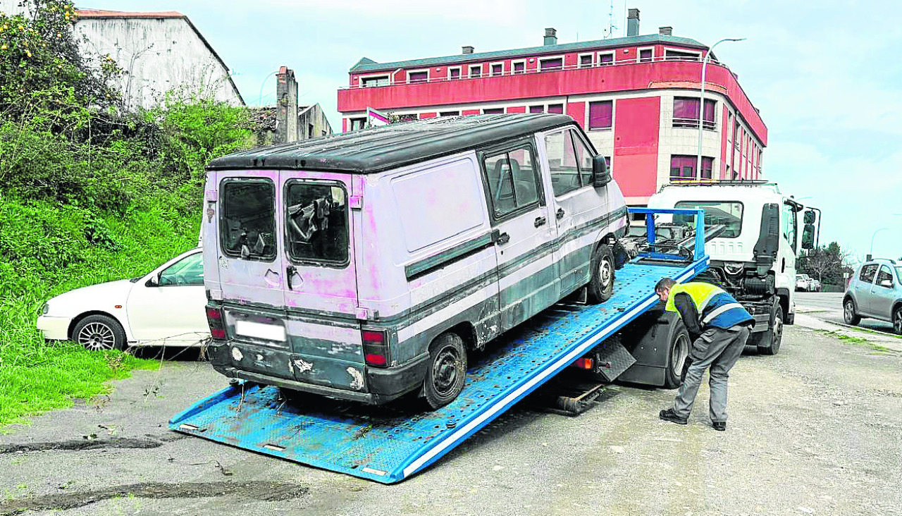 Retiran un furgón abandonado hace años en Carral
