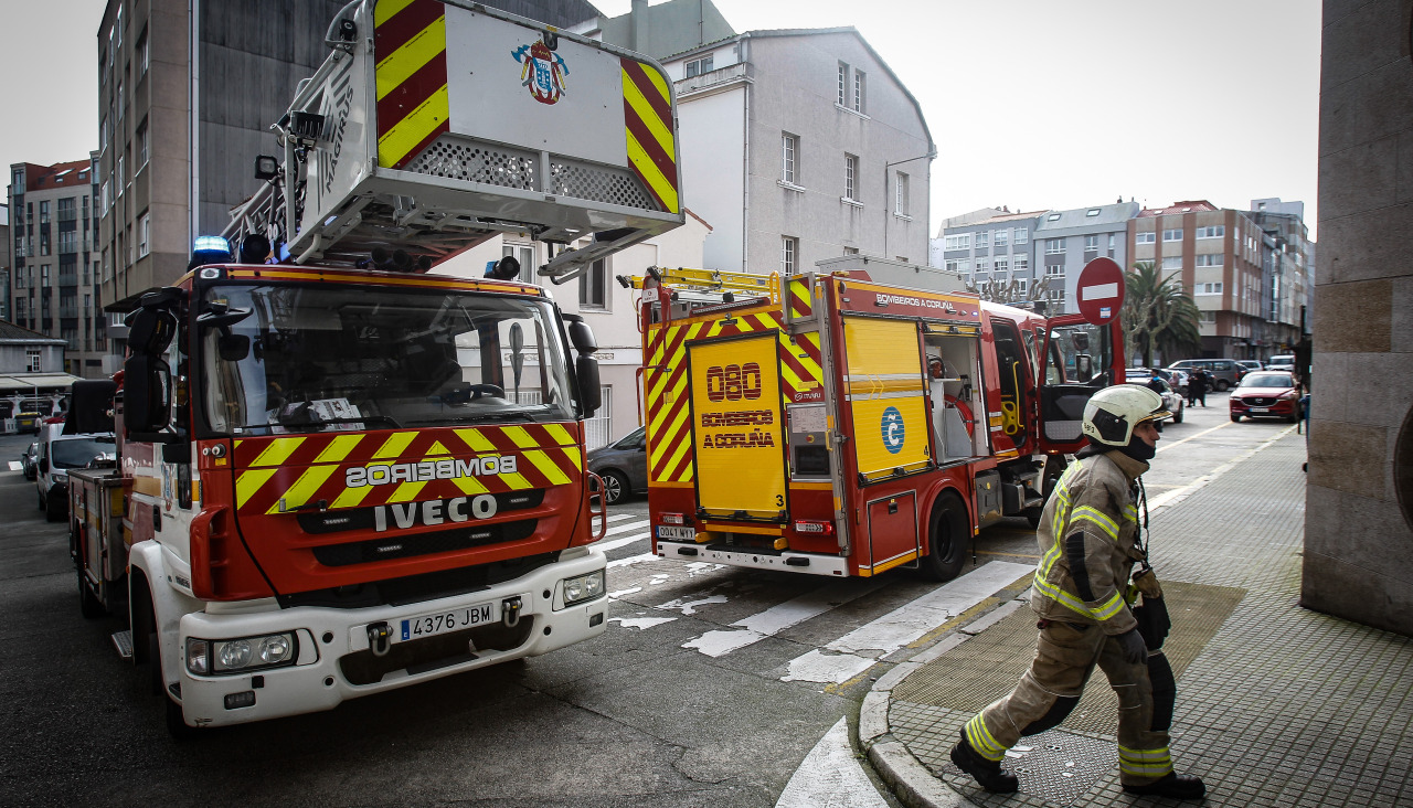 Una dotación de Bomberos, esta mañana, en la calle Santo Tomás