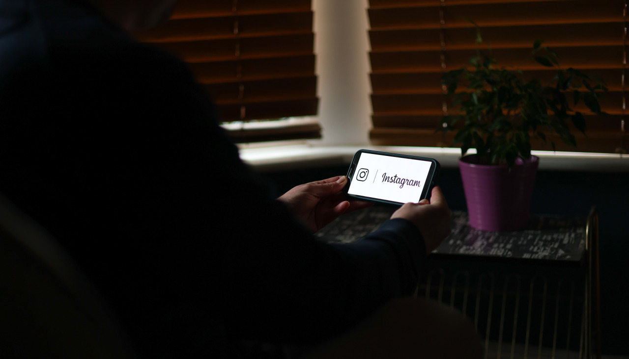 Una persona consulta la red social Instagram en su móvil