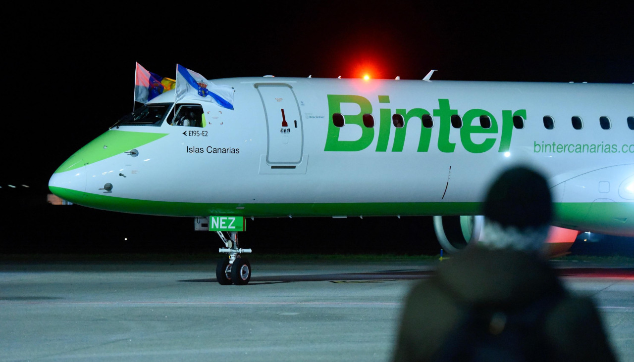 Avión de Binter en el aeropuerto de Alvedro