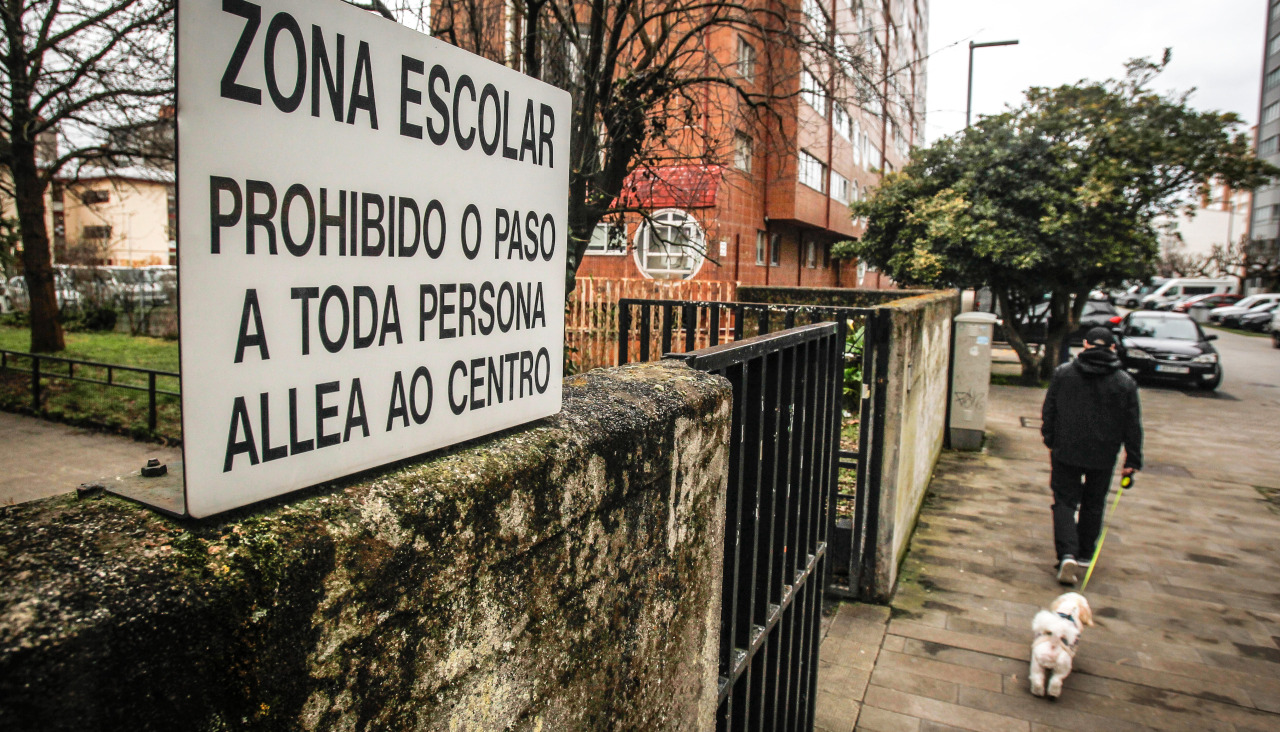 Puerta de acceso al IES Elvila