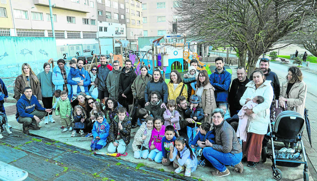 Varias familias posan en el parque conocido popularmente como del ‘barco de Popeye’