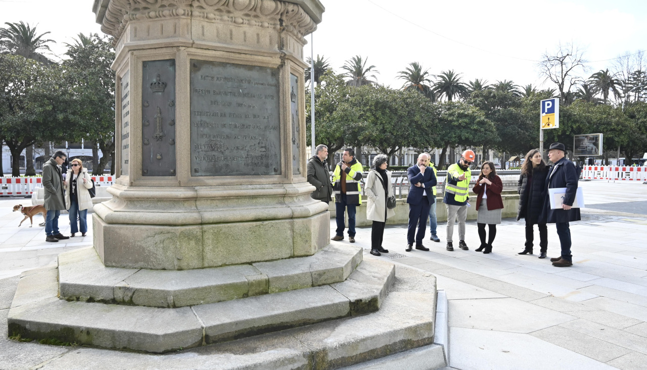 La alcaldesa, Inés Rey, supervisa las obras de los Cantones