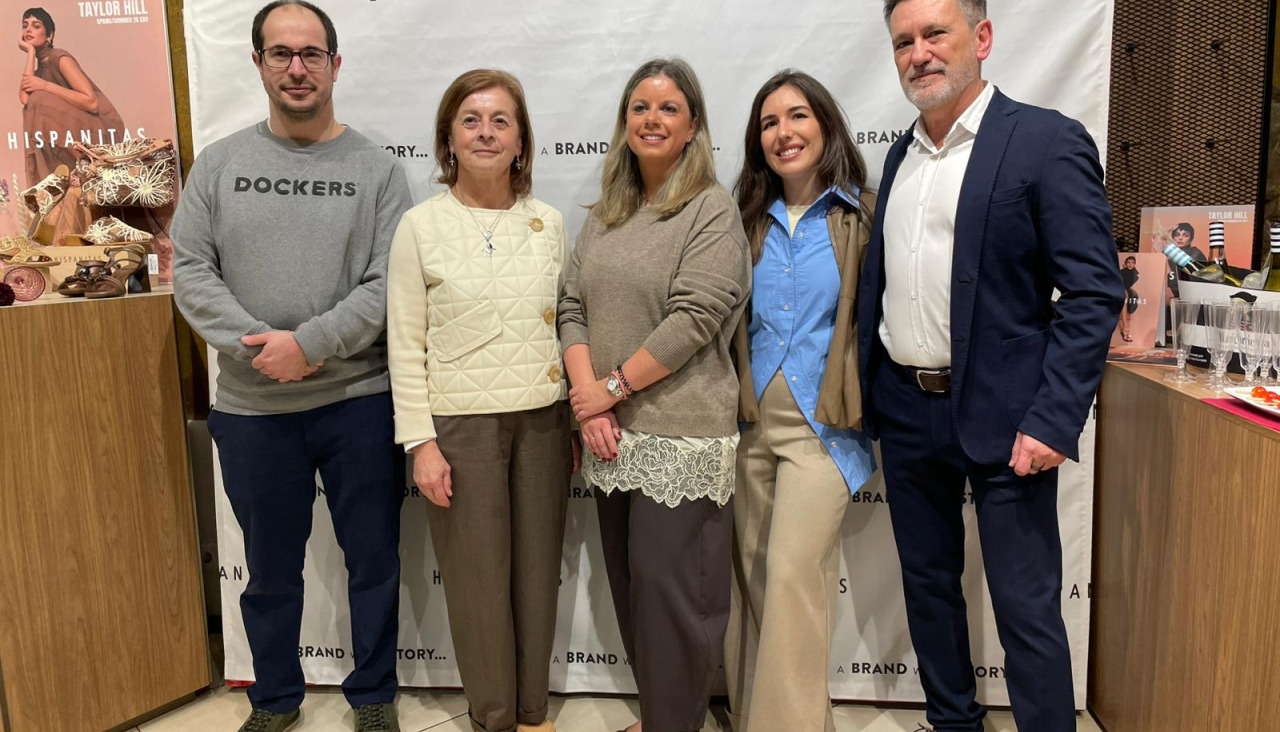 De izquierda a derecha, Javier Orduña Monteagudo, Yolanda Monteagudo y Lucía García Monteagudo, de Calzados Yolanda, y Rocío Chico de Guzmán y Carlos Chico de Guzmán, de Hispanitas