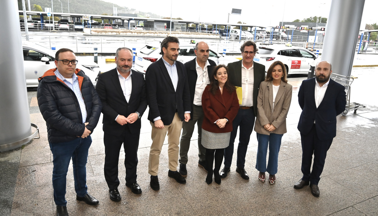 Firma en Alvedro para regularizar el servicio del taxi