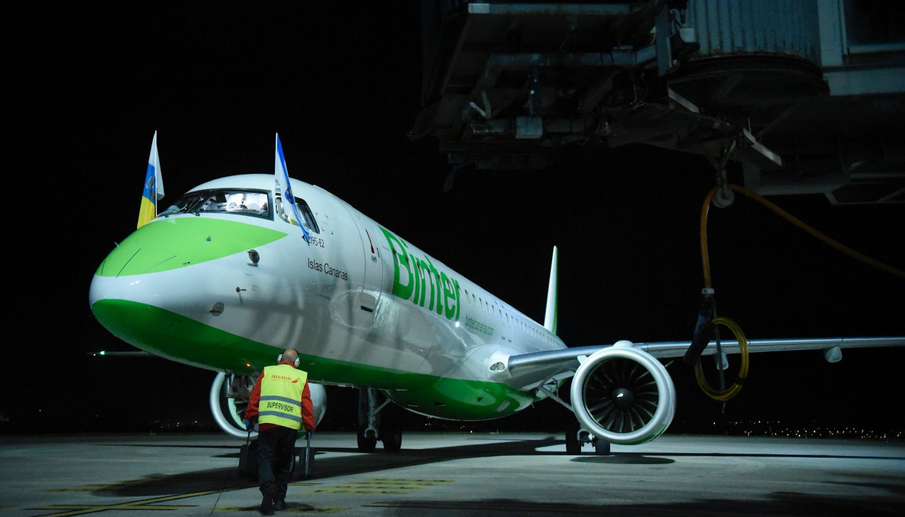 Avión de Binter en el aeropuerto de Alvedro