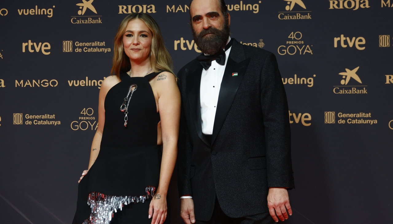Los presentadores de los Goya este año, Rigoberta Bandini y Luis Tosar, en la alfombra roja