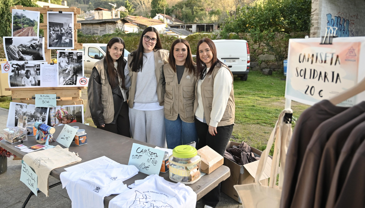 Integrantes de la ONG Equipo Nómada, este sábado en Celas